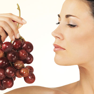 Tratamento de vinoterapia que utiliza os polifenóis da uva, antioxidantes e capazes de combater os radicais livres, com efeitos hidratantes, relaxantes, revigorantes e rejuvenescedores.