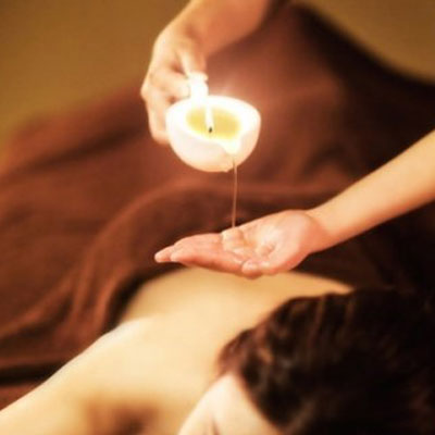 Uma massagem manual que utiliza óleo quente de velas aromáticas. Profundamente relaxante, deixa a sua pele suave e macia, com um agradável aroma.
