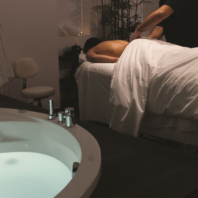 Um banho aromático seguido de uma massagem relaxante de movimentos ritmados para restaurar o seu equilíbrio interior.