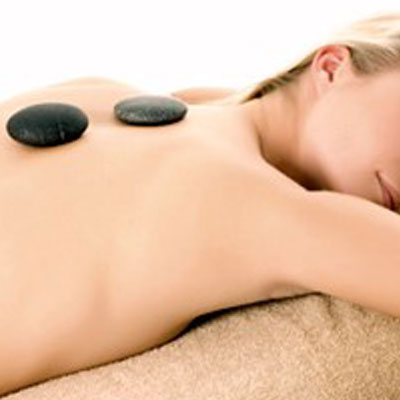 A utilização de pedras quentes na massagem permite aliar os benefícios do calor e da matéria sobre os músculos do corpo. Estas pedras, combinadas com óleos essenciais, acalmam e aliviam os pontos de tensão, criando uma profunda sensação de bem-estar.