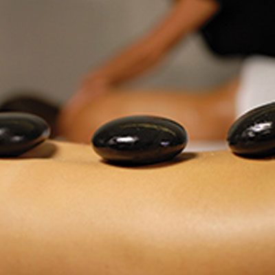 A utilização de pedras quentes na massagem permite aliar os benefícios do calor e da matéria sobre os músculos do corpo. Estas pedras, combinadas com óleos essenciais, acalmam e aliviam os pontos de tensão, criando uma profunda sensação de bem-estar.