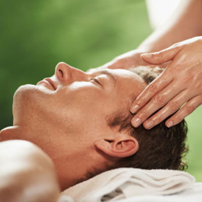 Tratamento facial destinado ao universo masculino, composto por esfoliação e hidratação do rosto, seguido de massagem facial.